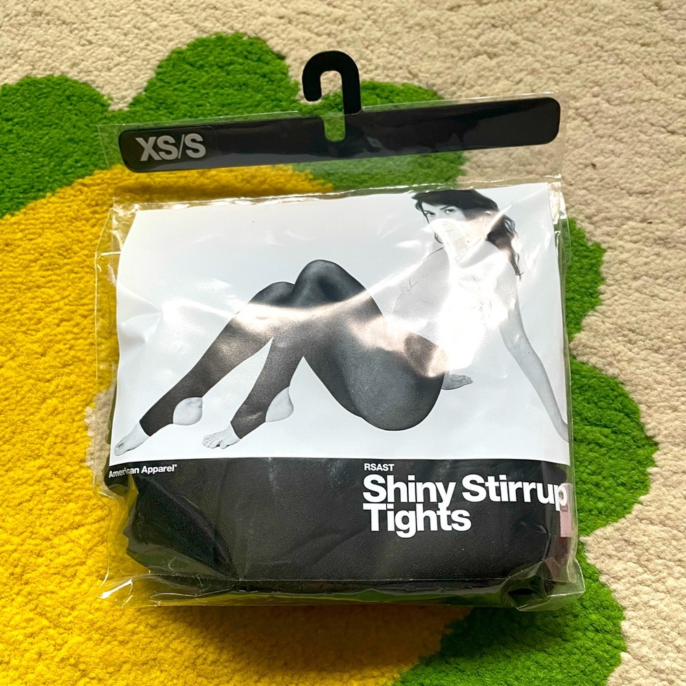 Shiny stirrup black tights